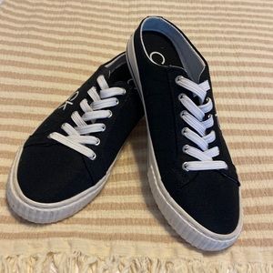 Black/White Calvin Klein tennis shoes size 8.